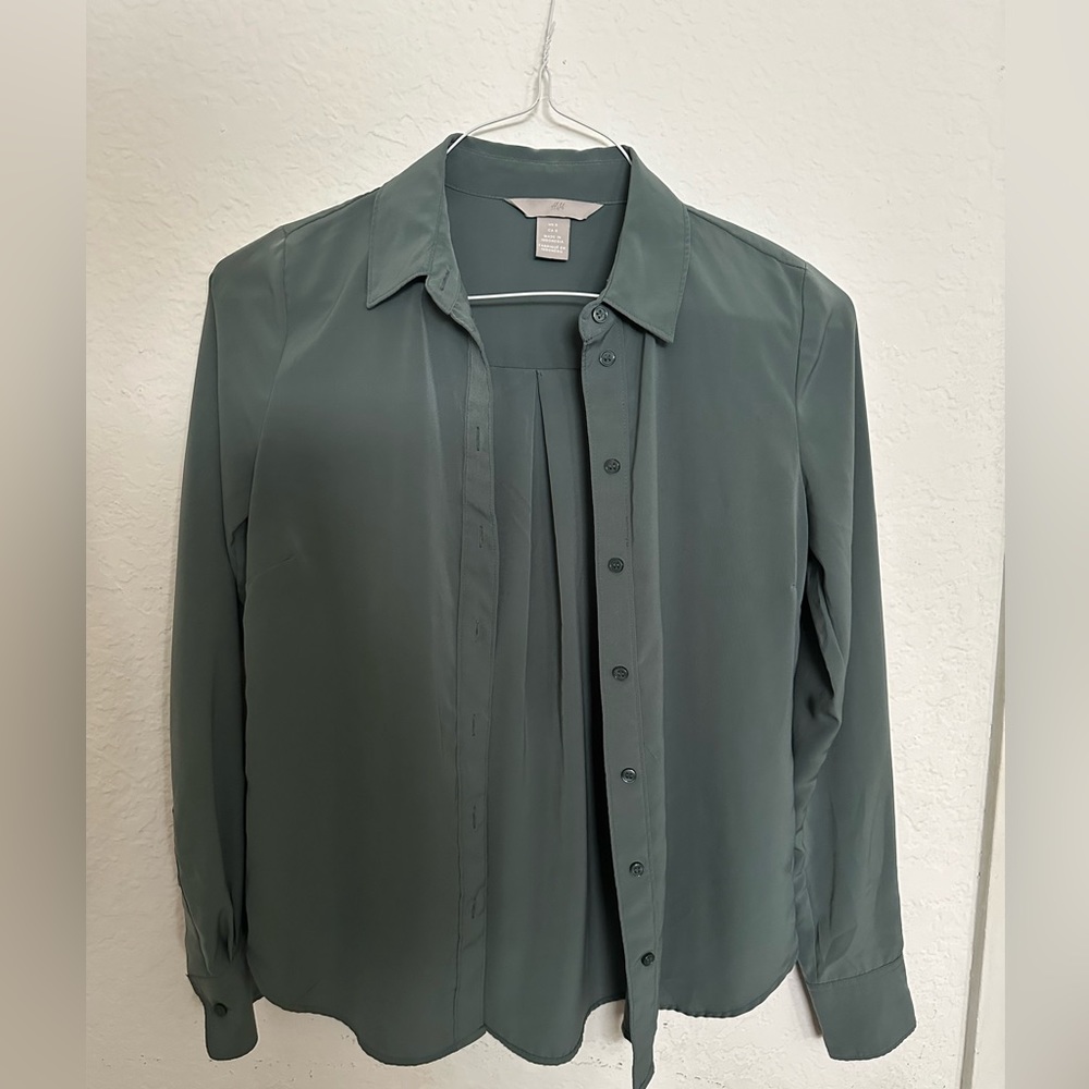 H&M size 0 long sleeve olive green shirt